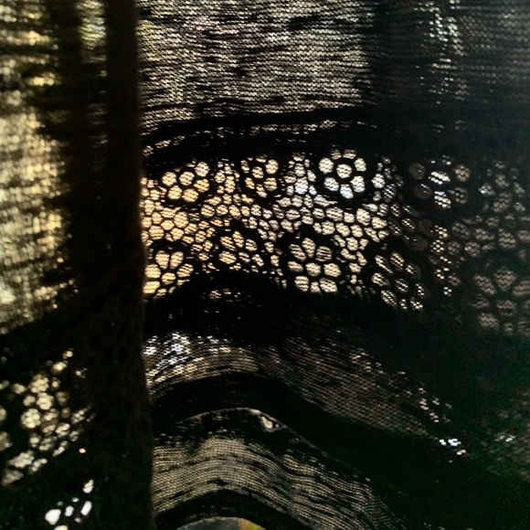 2 flowy tanks with crochet details - Picture 6 of 12